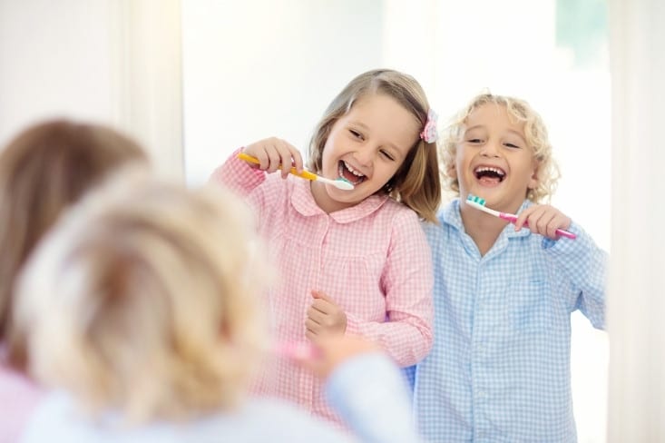 keep kids teeth healthy this Christmas with on-the-go brushing tips